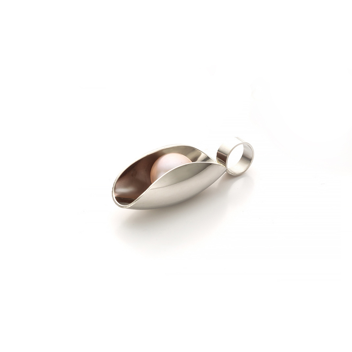 Oyster pendant white gold