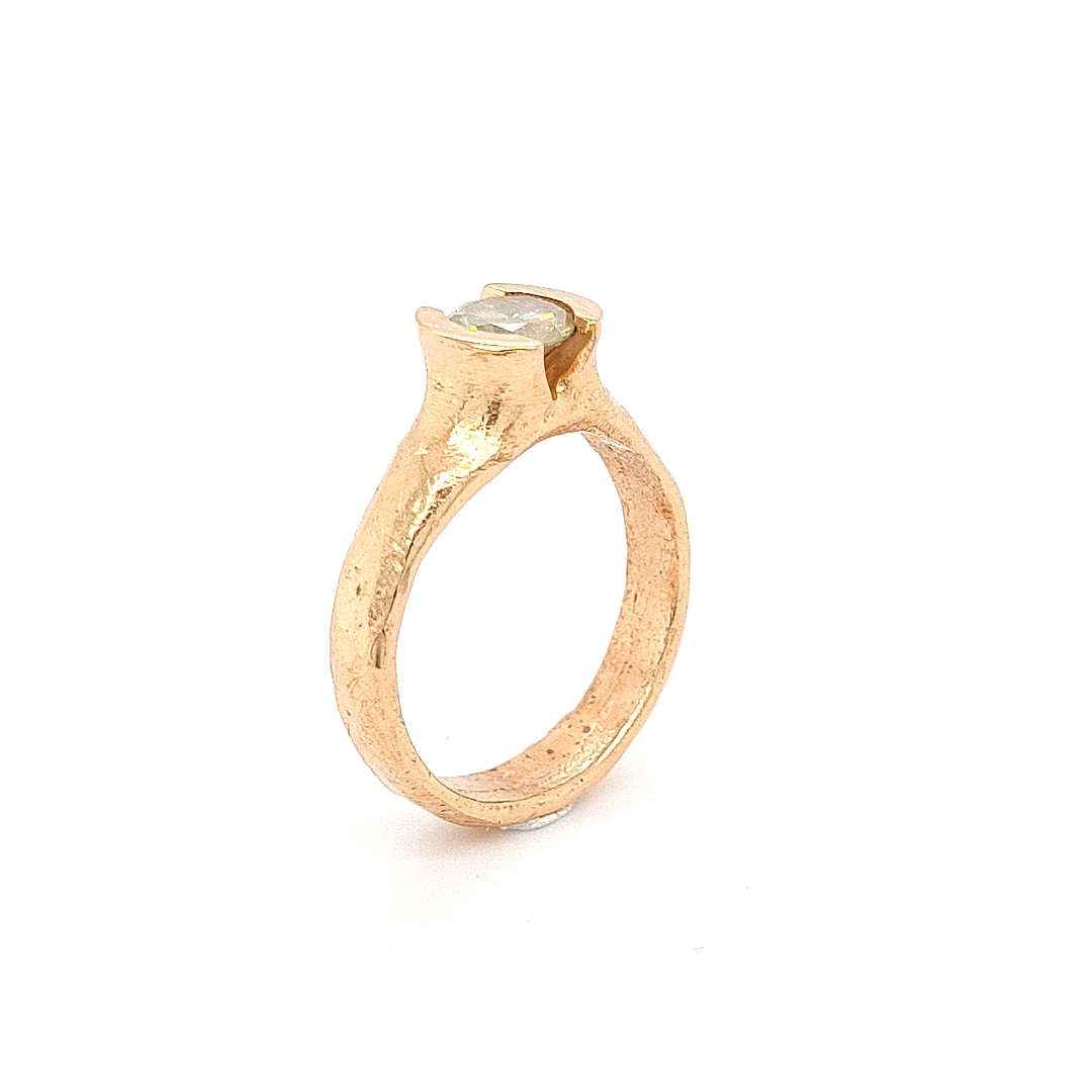 MOYA Raw Elegance ring 18k red gold with a milky diamond