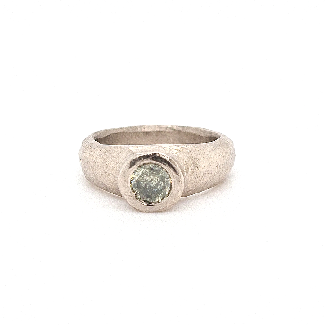MOYA Raw Elegance ring 18k wit goud met licht groene diamant