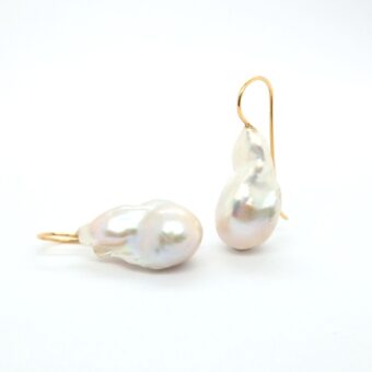 Freshwater pearl fireball 18krt yellow gold